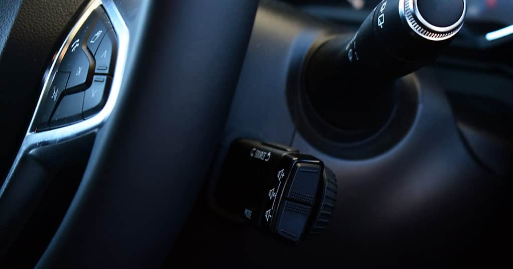 Iako novi Clio ima multifunkcionalni volan, Renault je zadržao ručicu izavolana kojom kontrolišemo jačinu zvuka, a putem ove ručice možemo i promijeniti radio stanicu ili odabrati reprodukciju različitih medija.
